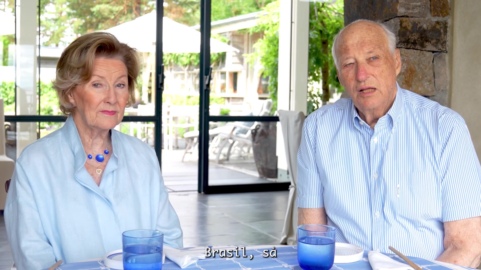 Hans Majestet Kong Harald V og Hennes Majestet Dronning Sonja i en videohilsen før Brasil–Norge i VM 2026.